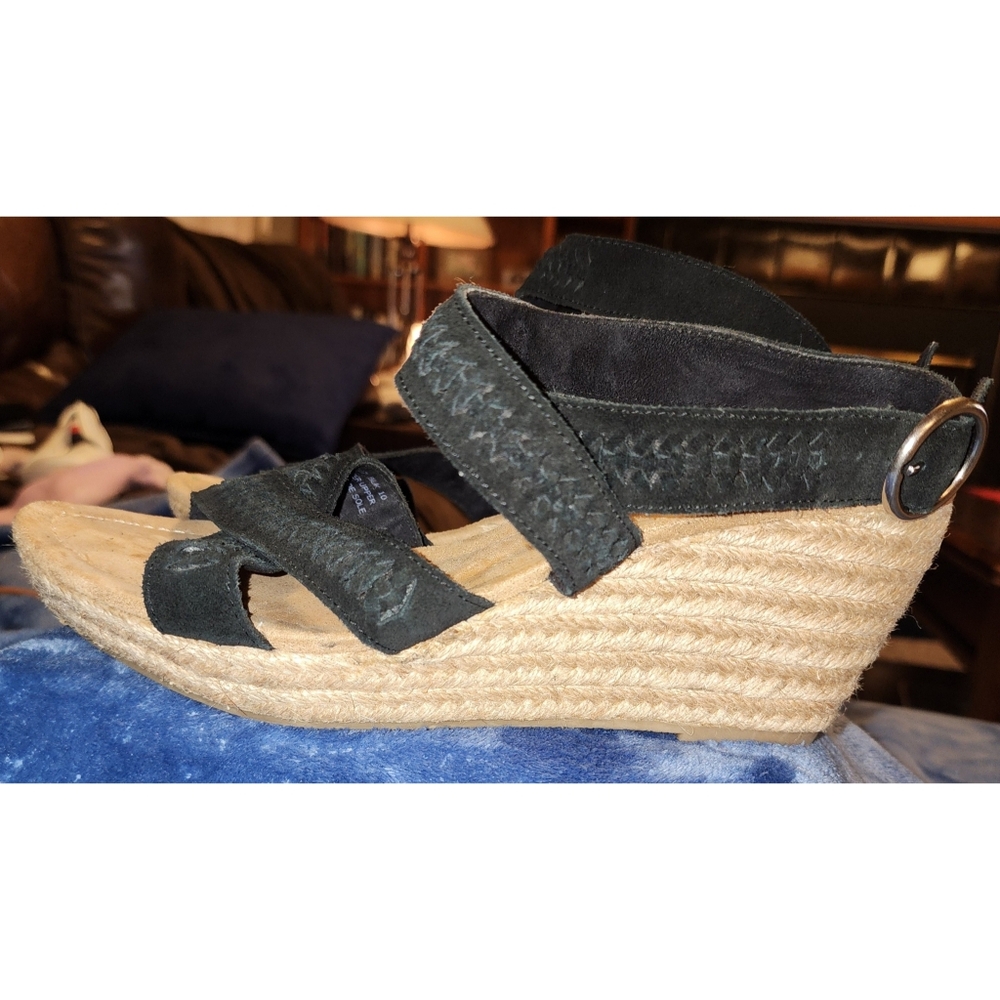 Minnetonka Suede Espadrille Heels Sandals Black